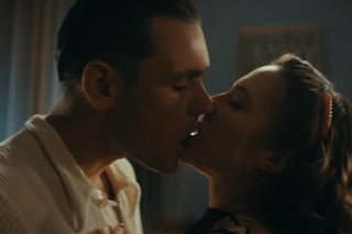 Zatoka szpiegów, odcinek 13. Eva (Sonia Mietielica), Franz (Bartosz Gelner)