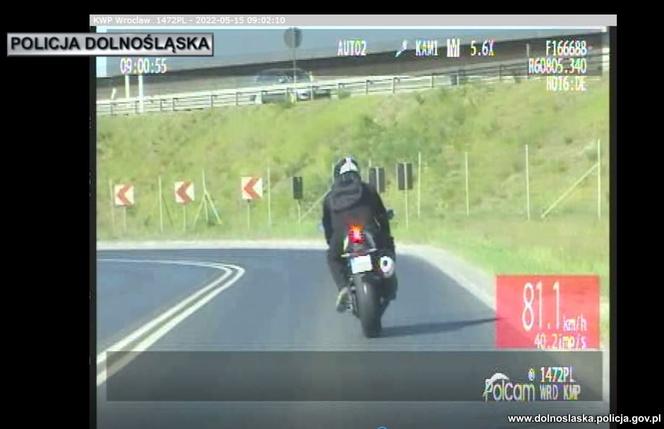 Szalał po Wrocławiu na jednym kole. Motocyklista stracił prawo jazdy i dostał ogromny mandat 