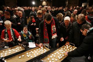Setki fanów opłakują śmierć Roberta Enke