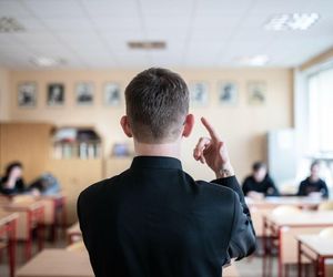 Religia odsunięta na pierwszy, albo ostatni plan. Kościół grzmi