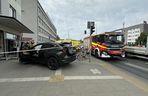Auto wbiło się w budynek Instytutu Lotnictwa