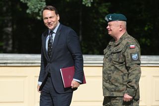 Chiński szef MSZ Wang Yi w Polsce. Spotyka się z Sikorskim i Nawrockim