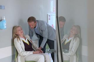 Na Wspólnej odc. 3692. Kamil Hoffer (Kazimierz Mazur), matka Anny Kolendy - Teresa Boska (Sylwia Wysocka)