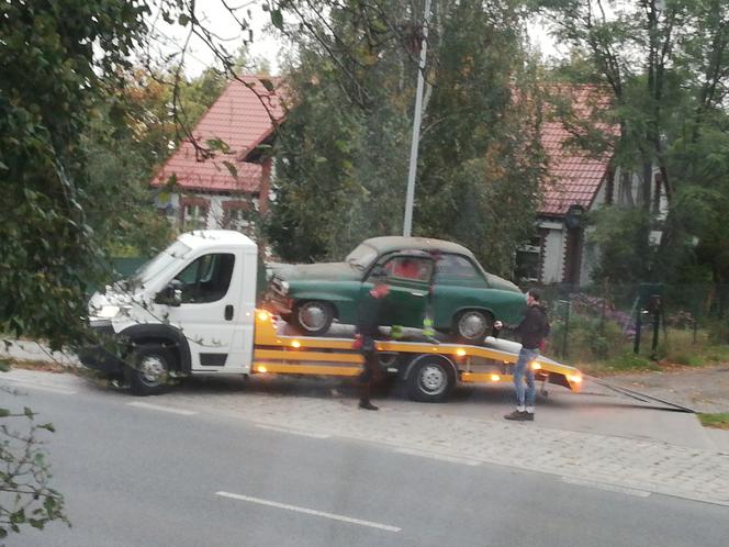 Podjechali pod garaż lawetą i ukradli samochód! Szuka ich policja z Torunia