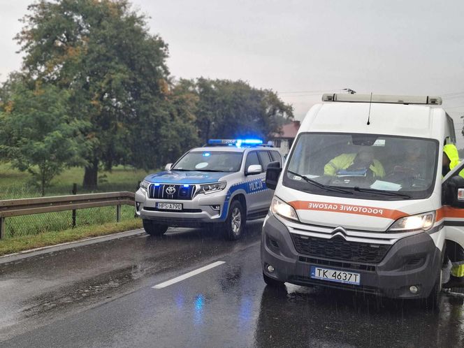 Wypadek w Mircu! Przewróciła się ciężarowka z drewnem, uszkodziła gazociąg