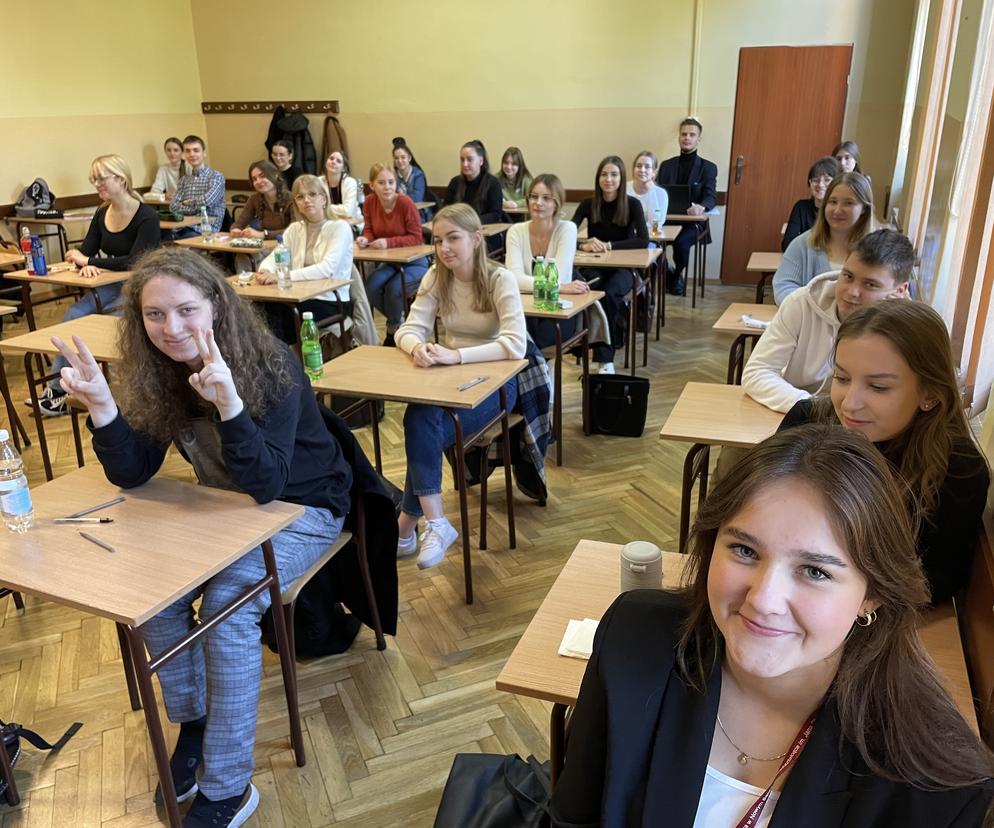 Uczniowie I LO w Nowym Sączu przed próbną maturą z języka polskiego