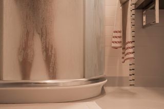 Wsyp do miseczki i postaw tuż obok prysznica. Zwalczy problem wilgoci w łazience i pięknie odświeży powietrze. Sposób na wilgoć w łazience