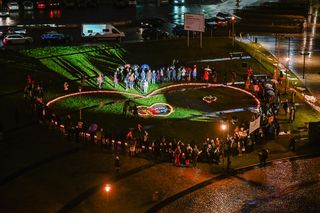 Gdańsk. Rocznica śmierci Pawła Adamowicza. Na pl. Solidarności zapłonęło Wielkie Serce [ZDJĘCIA]. 