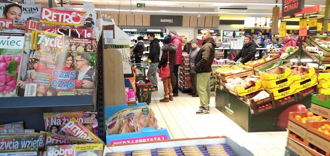 Zakupy na ostatnią chwilę przed świętami. Tak z rana wyglądają piekarnie i supermarkety [ZDJĘCIA]