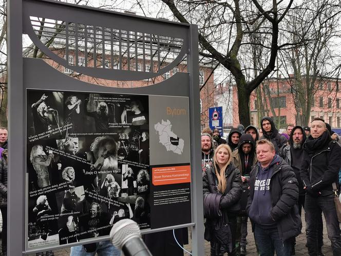 Przyjaciele i fani Romana Kostrzewskiego odsłonili tablicę pamiątkową w Bytomiu