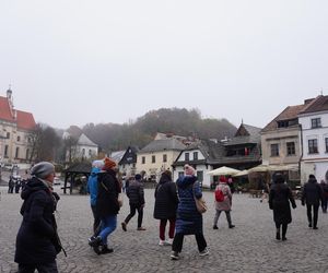 Mglisty Kazimierz Dolny w obiektywie. Miasteczko nad Wisłą przyciąga turystów nawet późną jesienią