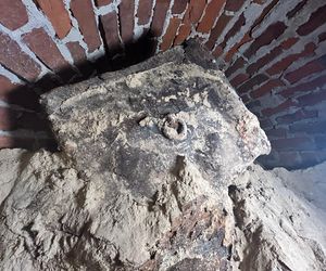 Pierwsze odkrycia w tajemniczej krypcie w Kazimierzu Biskupim