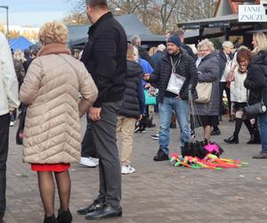 Oprócz znicza można było kupić kebaba. Tłumy przy cmentarzy na lubelskim Majdanku. Zobaczcie!