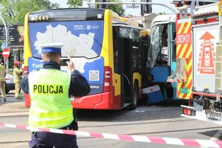 Wrocław: Tramwaj wjechał w miejski autobus! 13 osób w szpitalu