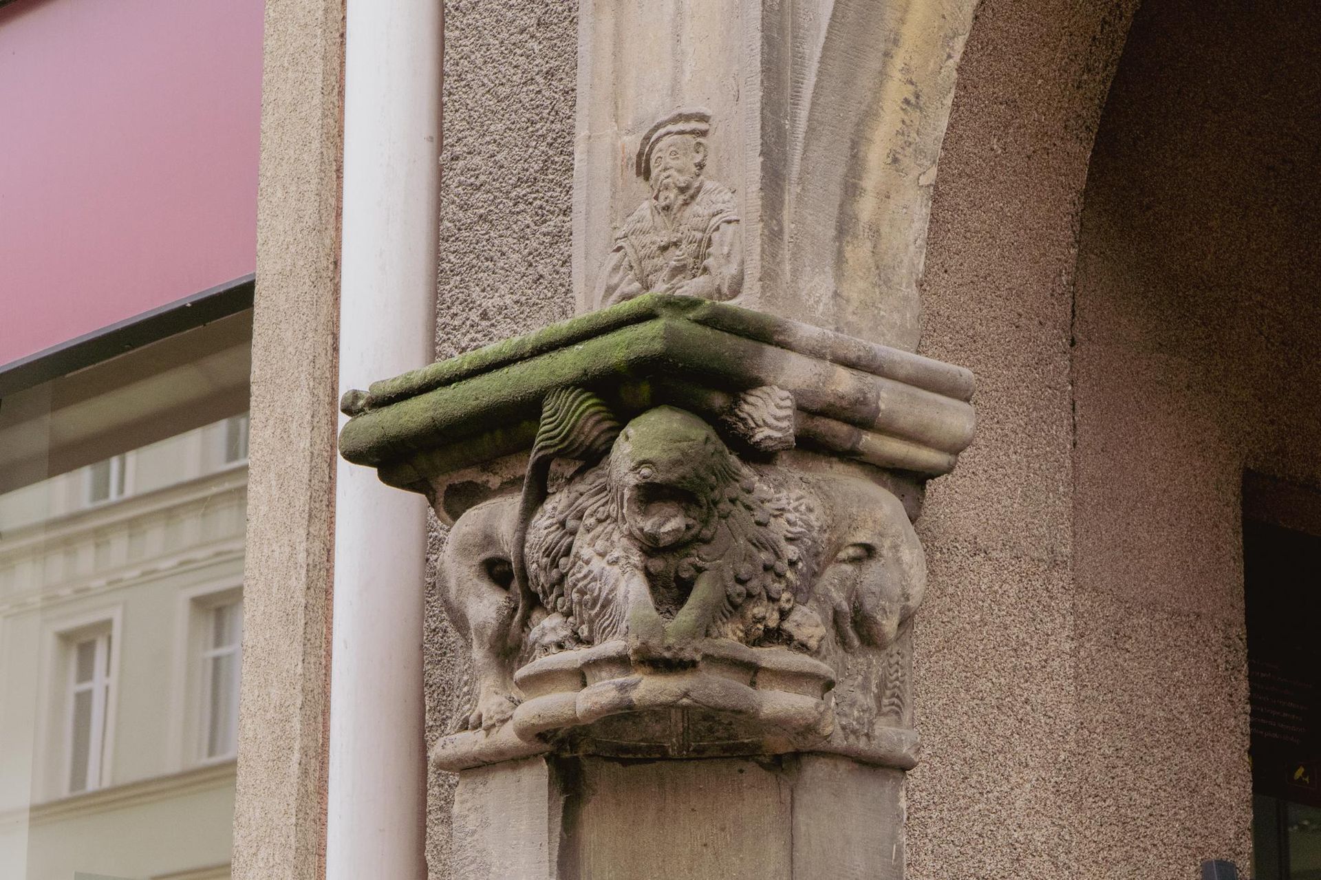 Renesansowy portal w bloku w Świdnicy