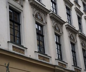 To jedna z najsłynniejszych kamienic w Krakowie. Znajduje się w niej hotel, w którym mieszkał car