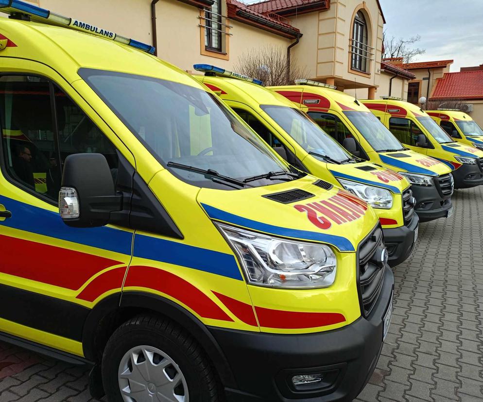 Pięć nowych ambulansów trafiło do siedleckiego Meditransu. Karetki wraz z wyposażeniem przekazał stacji samorząd Mazowsza