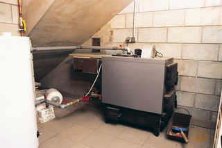 Ogrzewanie domu kotłem na paliwa stałe – rozwiązanie instalacji grzewczej dla domu bez mediów na działce