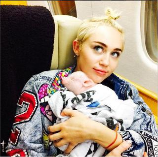 Moda na zwykłe selfie to już za mało. Miley Cyrus pozuje do zdjęć z małą ŚWINKĄ