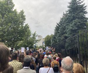 Manifestacja Nigdy nie będziesz szła sama w Warszawie. Strajk Kobiet pod Komendą Stołeczną Policji