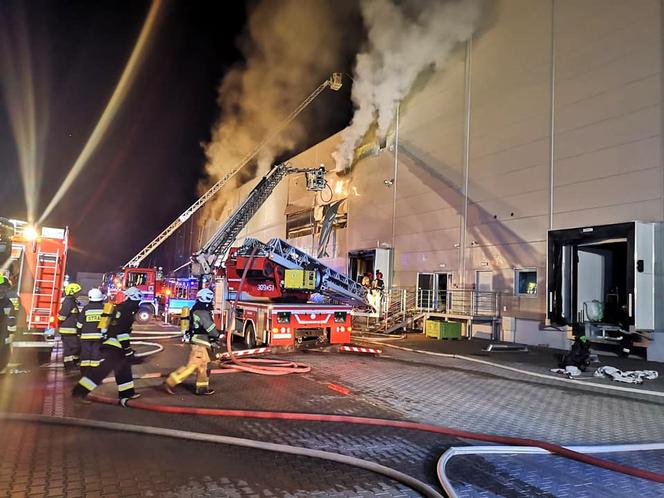 Pożar zakładów Tarczyński pod Wrocławiem. Zdjęcia straży pożarnej