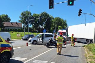 Samochód uderzył w motocykl pod Tarnowem. Dwie osoby w stanie ciężkim trafiły do szpitala