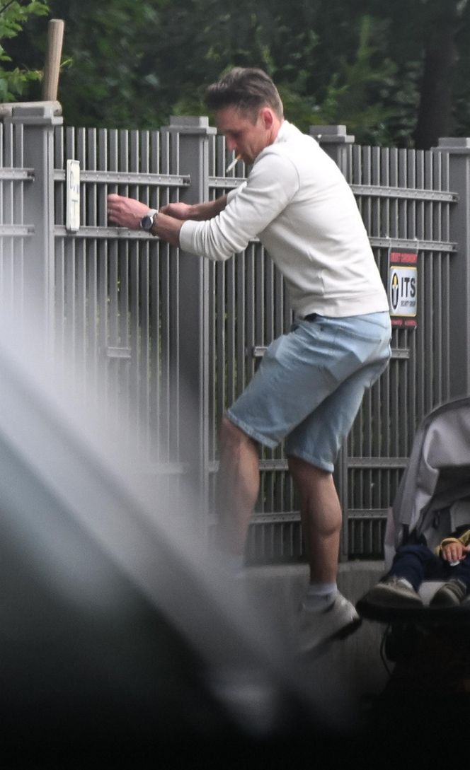 Filip Gurłacz na spacerze z żoną i synem. Nie zwalczył nałogu 