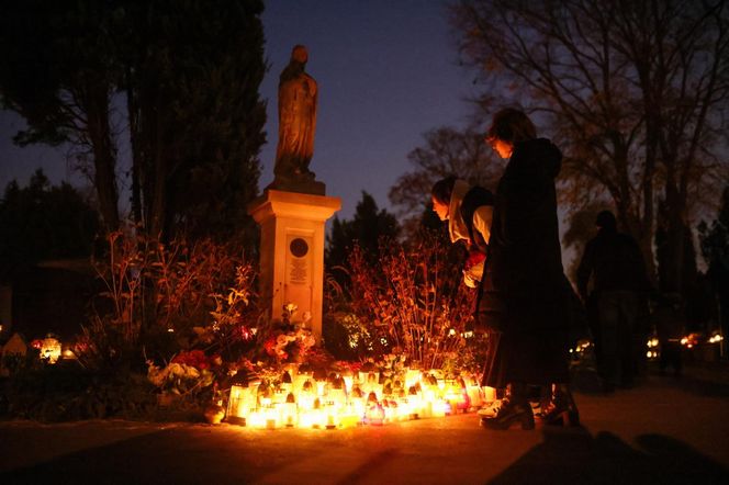  Setki migoczących zniczy. Tak wyglądają polskie cmentarze po zmroku. Zobacz niezwykłe zdjęcia