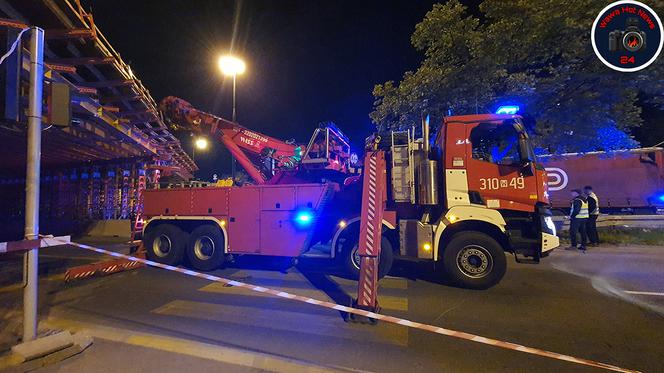 Ciężarówka nie zmieściła się pod wiaduktem