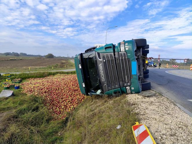 Przewrócona ciężarówka zablokowała rondo. 30 ton jabłek na drodze