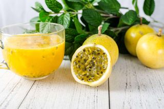 Granadilla – egzotyczny kuzyn marakui. Sprawdź, jak jeść owoce passiflory