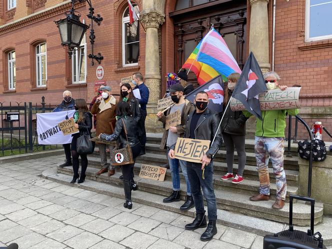 Zwolennicy Piotra Kupsia wspierają go przed sądem w Szczecinie