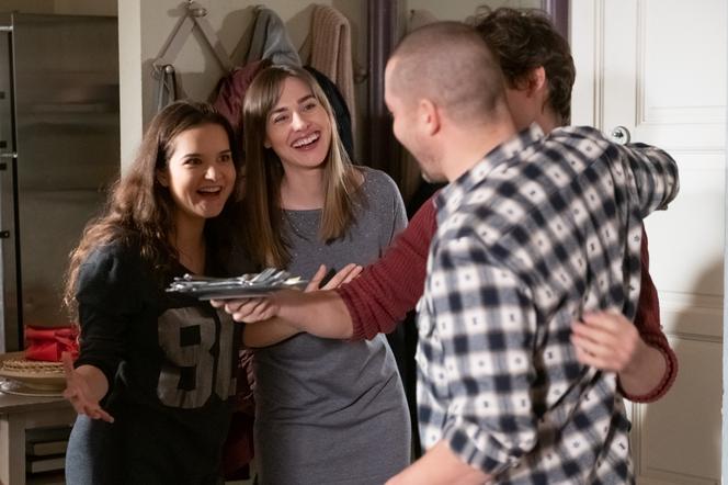 Na Wspólnej, odc. 2851. Zaręczyny u Bergów, Eliza (Katarzyna Chorzępa) i Jarek (Wojciech Rotowski)