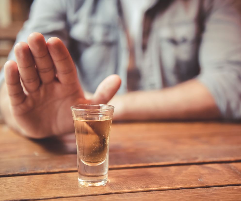 Alkoholowy zespół abstynencyjny zazwyczaj nie wymaga leczenia i ustępuje samoistnie.