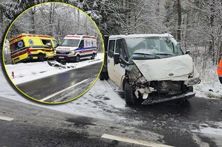 Ambulans zjechał na przeciwległy pas. Zderzył się czołowo z samochodem dostawczym