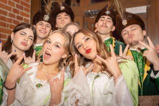 Studniówka po szlachecku w Zamku Topacz. Uczniowie z Wrocławia w wyjątkowych strojach