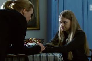 Przyjaciółki 6 sezon odc. 73. Anka (Magdalena Stużyńska), Julka (Nicole Bogdanowicz)