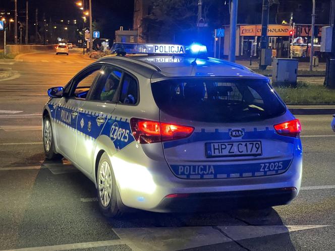 Warszawa. Kierowca BMW potrącił policjanta. Funkcjonariusz wpadł na maskę auta i huknął na asfalt