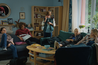 M jak miłość odc. 1705. Lenka (Olga Cybińska), jej chłopak Antek (Jakub Strach), Igor (Igor Wiosna), Nikola (Oliwia Graczkowska), koleżanka (Zuzanna Włosok)