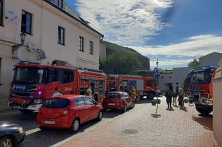 Pożar kamienicy na Starym Mieście w Zamościu. Kłęby dymu wydobywały się z poddasza