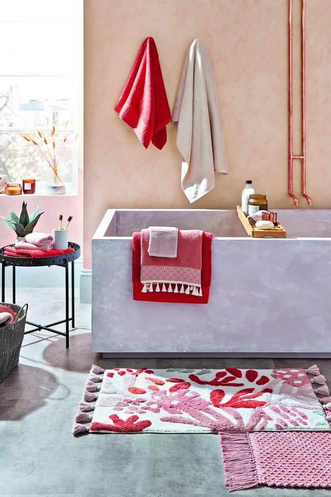 Ręczniki łazienkowe – czerwień przewodnia