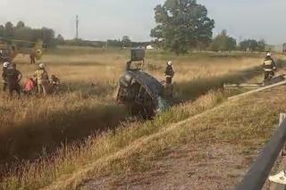 Wyleciał za barierki, ściął latarnię i dachował. Koszmarny wypadek na trasie S8. Nie żyje 38-letni mężczyzna