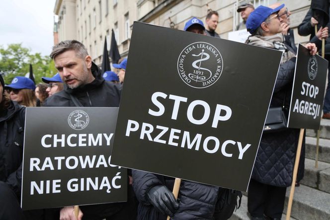   Razem przeciw przemocy. Medycy protestują w Warszawie