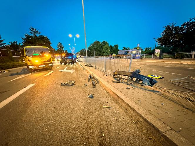 Karambol w Olsztynie. Pijany kierowca staranował autobus