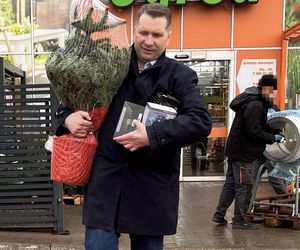 Poseł PiS szykuje się na święta. Czarnek kupił choinkę dla wnuka