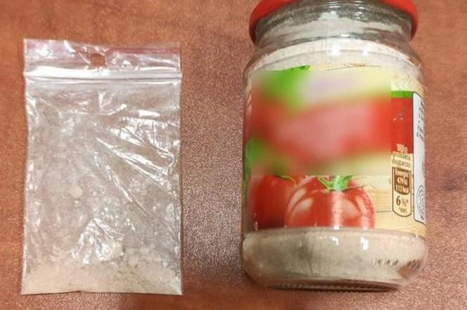 Leszno: Narkotyki w słoik po koncentracie pomidorowym! Jak się tam znalazły?