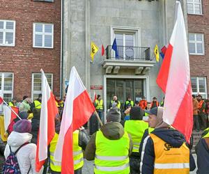 Trwa protest rolników. Drogi na Pomorzu są sparaliżowane. Gdzie trwają utrudnienia? 