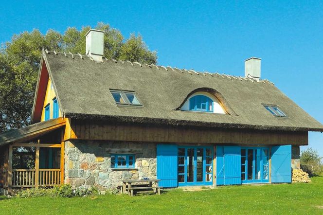 Malowniczy wiejski dom pod strzechą - rodzinne schronienie przed miastem