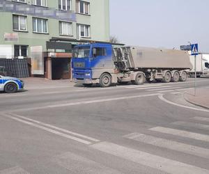Tragiczny wypadek na przejściu dla pieszych w Chełmie. Pod kołami ciężarówki zginął starszy mężczyzna