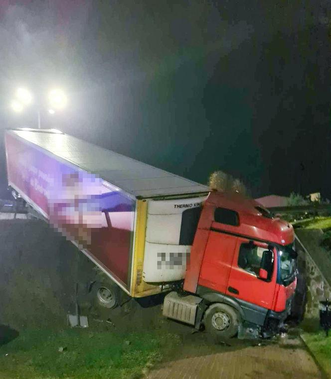 Ciężarówka wjechała do tunelu. Na rondzie kierowcy zakręciło się w głowie